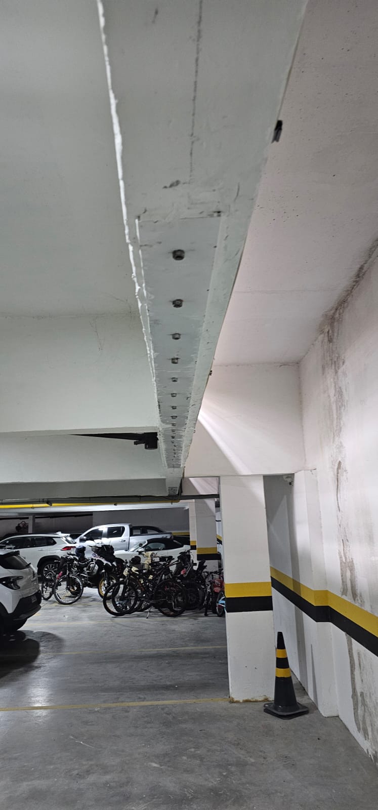 Reforço com chapas e protensão